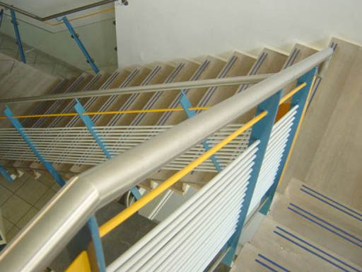 Streifenförmige Antirutschapplikation auf Holztreppe, Bibliothek, Erlangen