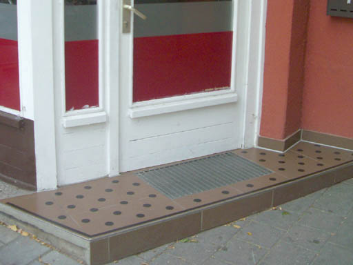 Punktförmige und streifenförmige Antirutschapplikation, Restaurant, Schwabach