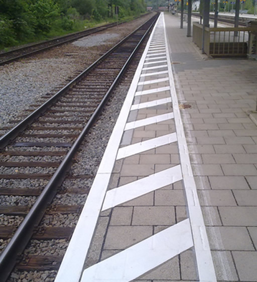 Fahrbahnmarkierung Abstandszone