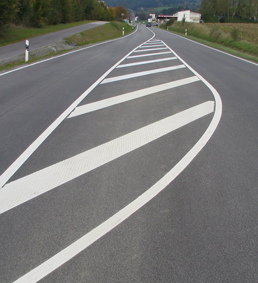 Fahrbahnmarkierung Verengung.jpg
